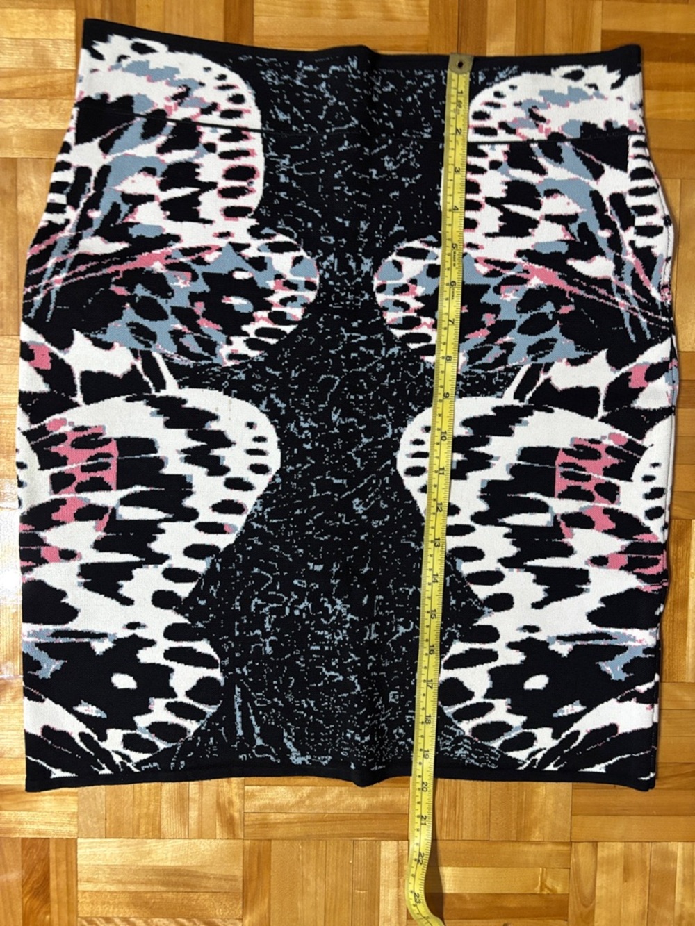 BCBGMaxAzria Black and White Abstract Pencil Skirt with Pink Accents - Picture 7 of 9